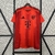 Camisa vermelha do Bayern de Munique para torcedor masculino, modelo 24/25, com detalhes em preto e logo da Adidas.