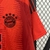 Camisa vermelha do Bayern de Munique, modelo I 24/25, com logo e detalhes em preto.