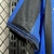 Detalhe da manga da camisa Atalanta 2024/25, destacando as cores azul e preto.