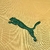 Logotipo da marca Puma bordado em verde sobre uma camisa de fundo amarelo.