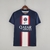 Camisa masculina do PSG na cor azul, com detalhes em vermelho e branco, estampada com o logo do time e o nome Qatar Airways.