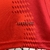 Detalhe da camisa vermelha do Bayern de Munique com a tecnologia Aeroready.