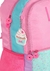 Detalhe de uma mochila rosa com detalhes em azul e rosa, incluindo um chaveiro em forma de cupcake e zíperes com puxadores em forma de donut.