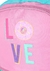Detalhe de uma mochila rosa com a palavra "LOVE" e uma imagem de um donut colorido.