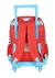 Imagem de uma mochila vermelha com alças azuis e rodinhas, vista pela parte de trás.