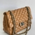 bolsa de couro quilted na cor caramelo com corrente prateada.