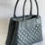 Bolsa de couro azul com design acolchoado e alças longas.