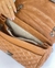 Imagem de uma bolsa de couro marrom, com detalhe para o interior que mostra compartimentos e zíper.