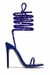 Sandália feminina de salto alto na cor azul, com tiras brilhantes e design elegante.