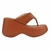 Chinelo com salto plataforma na cor marrom, com tira fina na parte superior.