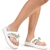Sandália feminina Asa Delta branca com corrente dourada, destacando conforto e estilo.