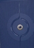 Detalhe de uma mala azul com textura ondulada e um logotipo circular dourado com a inscrição "UP".