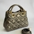 Bolsa feminina de couro metálico com detalhes em dourado, alças curtas e longa alça removível, com design acolchoado.