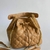 Bolsa feminina de couro marrom com detalhes em corrente dourada e alça ajustável.