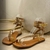 Sandálias elegantes de tiras transparentes com detalhes dourados.
