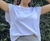 Remera rectangular con tachas en mangas