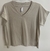 Remera escote V tachitas en manga