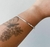 Bracelete quadrado na internet