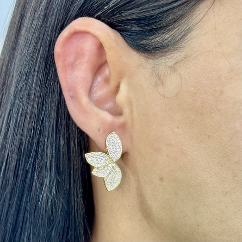 Brinco feminino zircônia cravejado pétalas