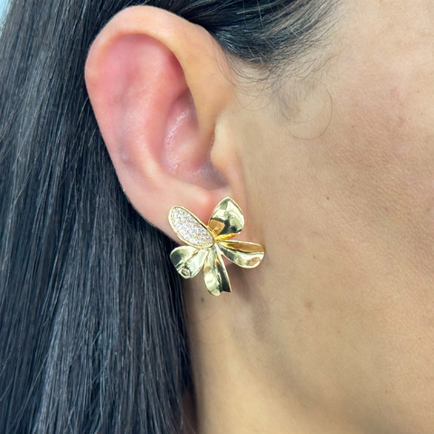 Brinco feminino petála cravejada