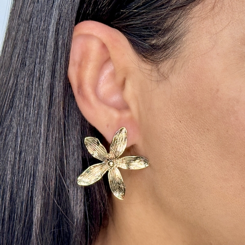 Brinco feminino de flor rústico folheado