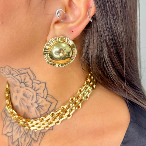 Brinco feminino botão martelado leve