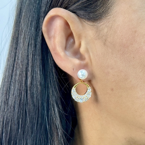 Brinco feminino redondo com pérola