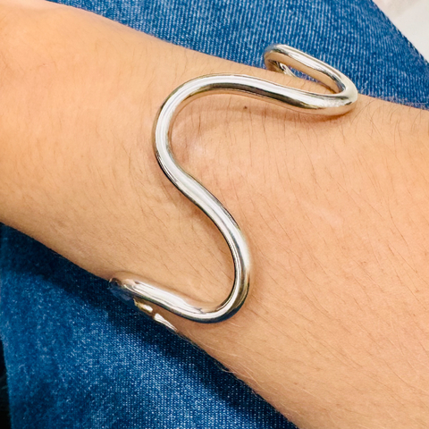 Bracelete feminino minimalista curvado folheado