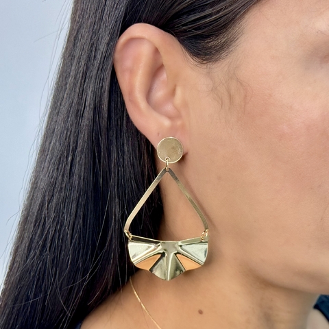 Brinco feminino leque ondulado pendurado