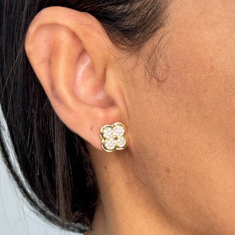 Brinco trevo carvejado zircônia delicado