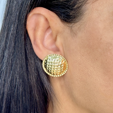 Brinco feminino botao martelado