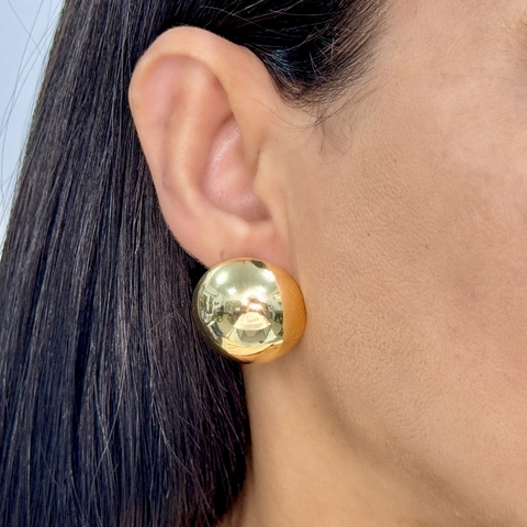 Brinco feminino botão metalizado