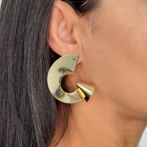 Brinco feminino chapa curvado liso