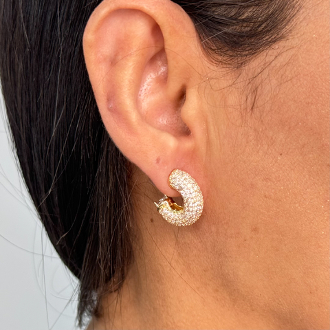 Brinco argola com zirconia