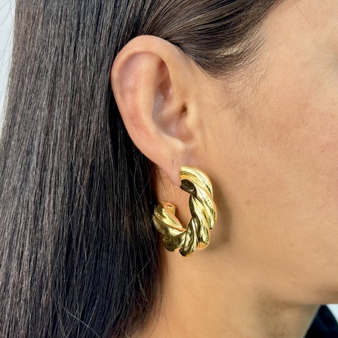 Brinco argola torcida gold folheada M