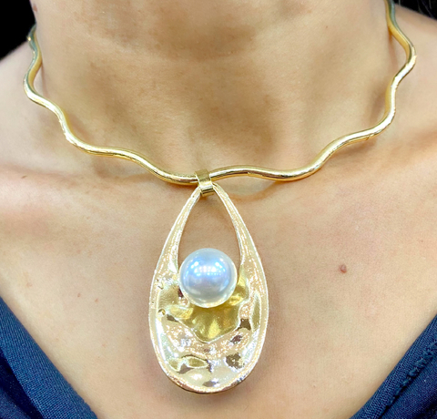 Colar choker aro com pingente gota pérola