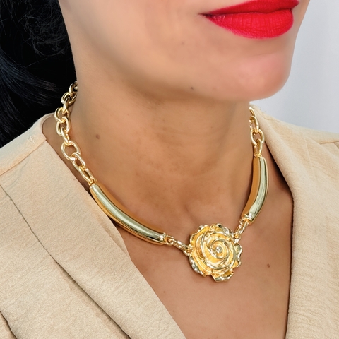 Colar semi aro pingente flor folheado