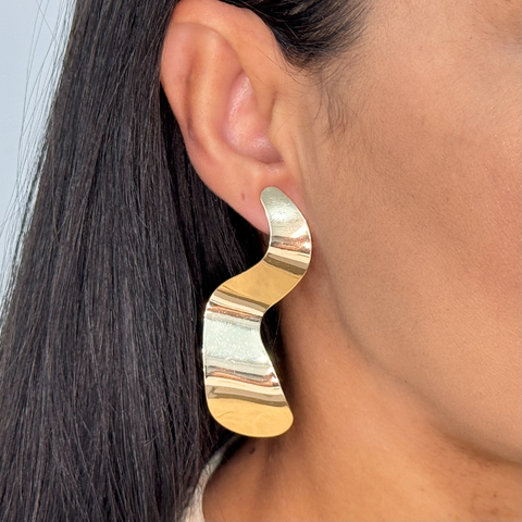 Brinco feminino maximalista curvado