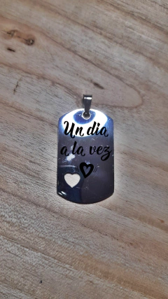 DIJE RECTANGULAR 24 X 40 MM C/CORAZÓN CALADO en internet