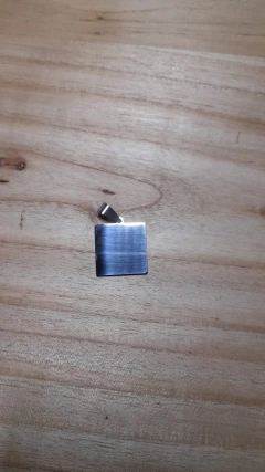 DIJE DE ACERO MEDALLA CUADRADA 20 MM en internet