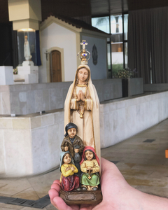 Nossa Senhora de Fátima e pastorinhos