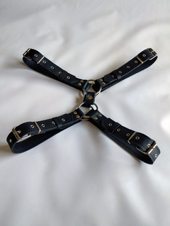 Arnés pectoral doble con aros niquelados, fabricado en cuero negro, ideal para prácticas BDSM.