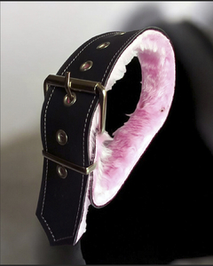 Collar Kinky Love Inmovilizador con peluche, cadenas y mosquetón, diseñado para BDSM y bondage.