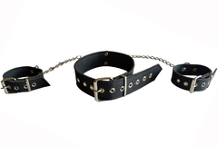 Collar Kinky Love de eco cuero negro con esposas y cadenas, diseñado para prácticas fetichistas.