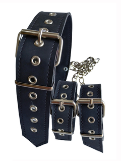 Collar Kinky Love de eco-cuero negro con esposas y cadenas, diseñado para fetiches y juegos de inmovilización.