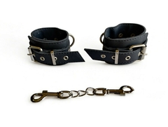 Esposas BDSM Kinky Love en color negro con doble mosquetón desmontable con cadenas. Sexshop Kinky Love