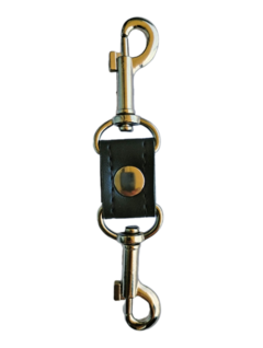 Conector clips de acceso con dos mosquetones y un soporte de cuero negro, ideal para accesorios de BDSM. Sexshop Kinky Love