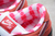 Tênis Nike SB Dunk Low 'Red Lobster' com detalhes em vermelho e azul, na lateral esquerda.
