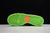 Tenis Nike SB Dunk Low 'Night of Mischief' com detalhes em preto, laranja e verde, apresentando uma teia de aranha e um design temático de Halloween.