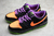 Tenis Nike SB Dunk Low 'Night of Mischief' com detalhes em preto, laranja e verde, apresentando uma teia de aranha e um design temático de Halloween.